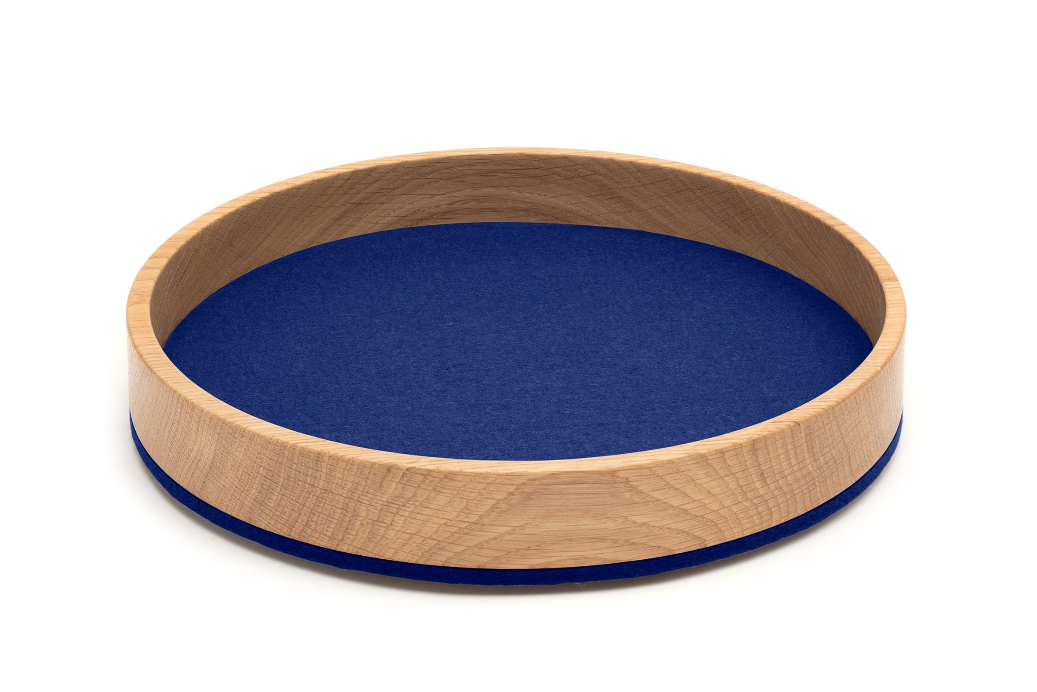 Rundes Tablett Bowl M von Hey-Sign aus Eichenholz und Wollfilz in der Farbe Dunkelblau