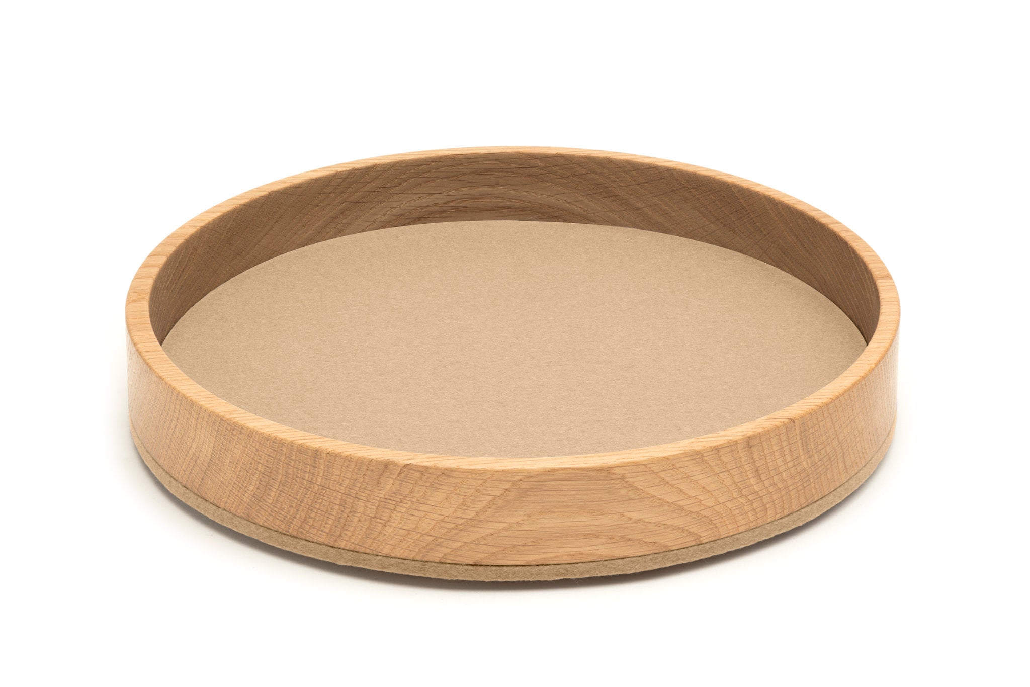 Rundes Tablett Bowl M von Hey-Sign aus Eichenholz und Wollfilz in der Farbe Karamell